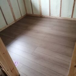 H様邸〜床貼り